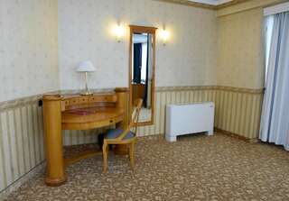 Отель Hotel Downtown София One-Bedroom Suite - with Work Friendly facilities and Free Parking-4